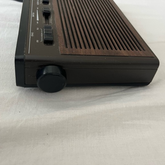 Sanyo RM6200 Vtg 1984 Dual Alarm  Red LED Digital Clock Radio Tested Woodgrain - Picture 4 of 8